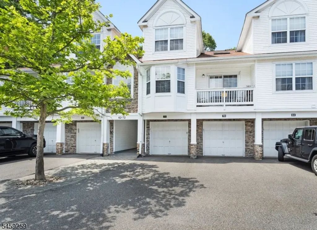 72 Whisper Way E, Roxbury Twp.