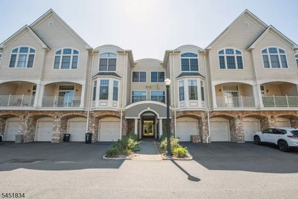 121 Turlington Ct, Livingston Twp.