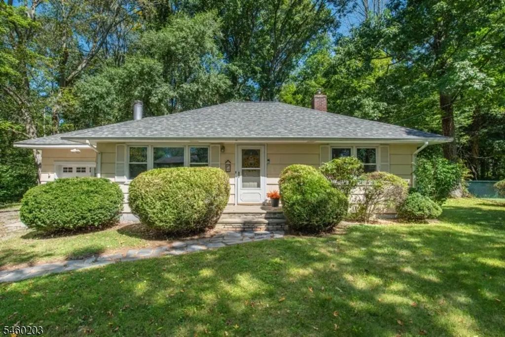 9 Little Paint Way, Byram Twp.