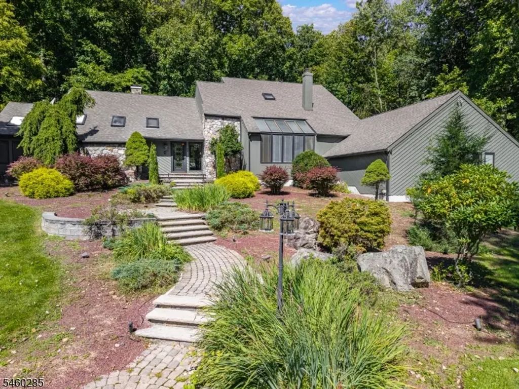 33 Radcliffe Dr, Sparta Twp.
