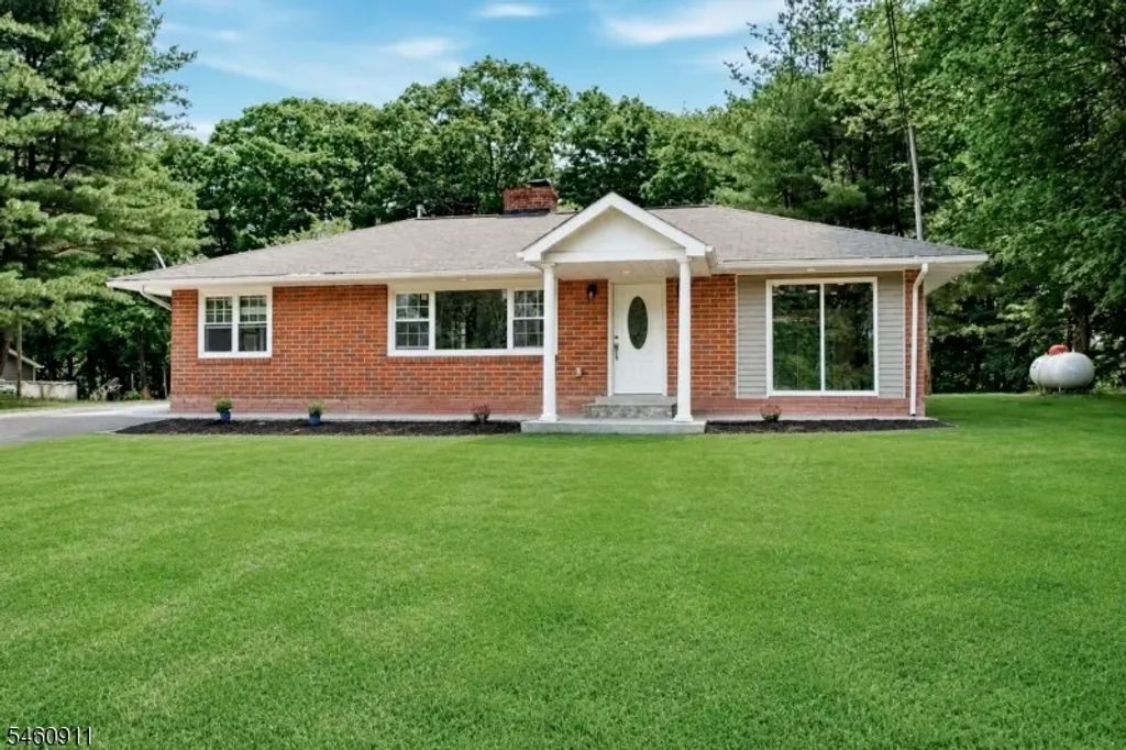 89 Armstrong Rd, Wantage Twp.