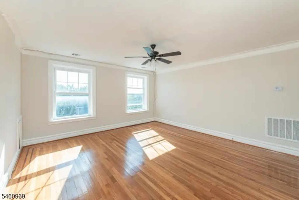 9 Vernon Ave, Newark City