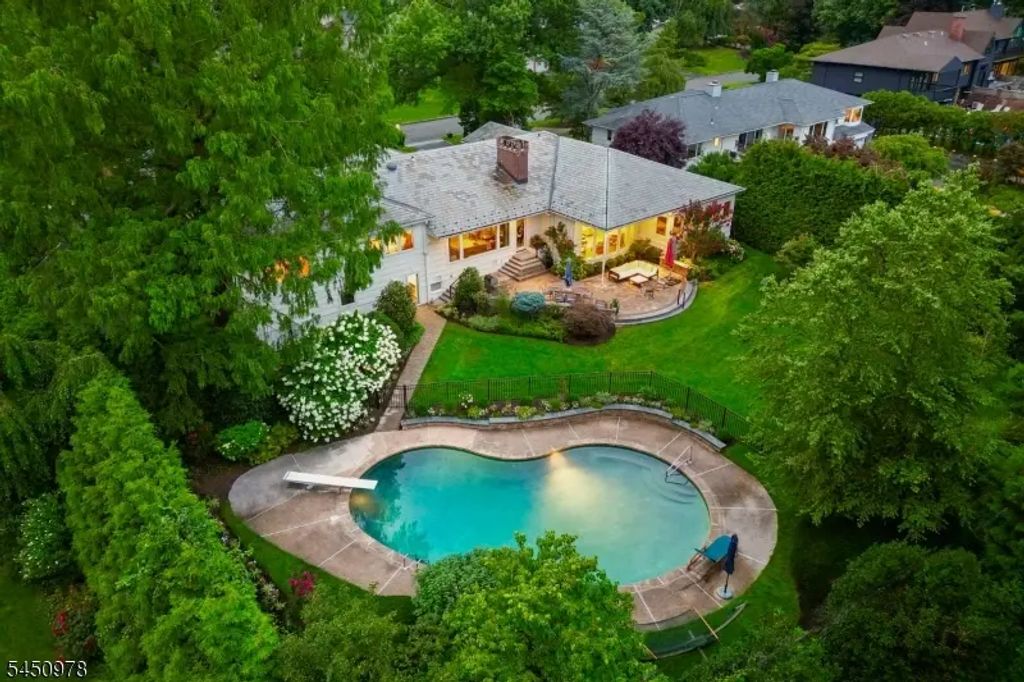 200 Crestwood Dr, South Orange Village Twp.