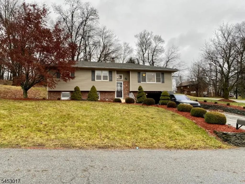 2 Geraldine Dr, Wantage Twp.