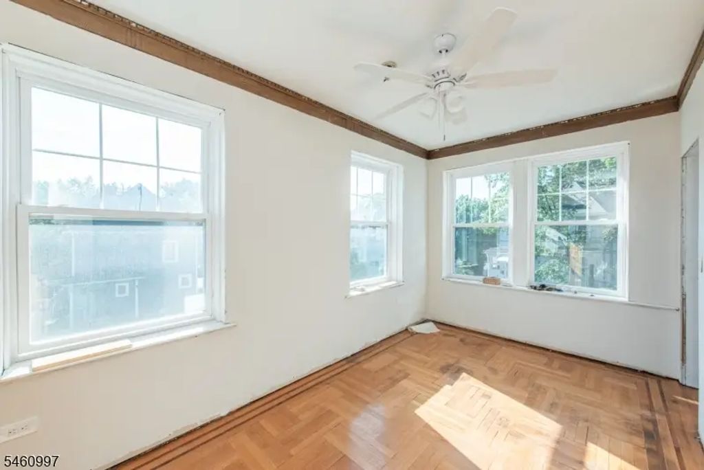 9 Vernon Ave, Newark City