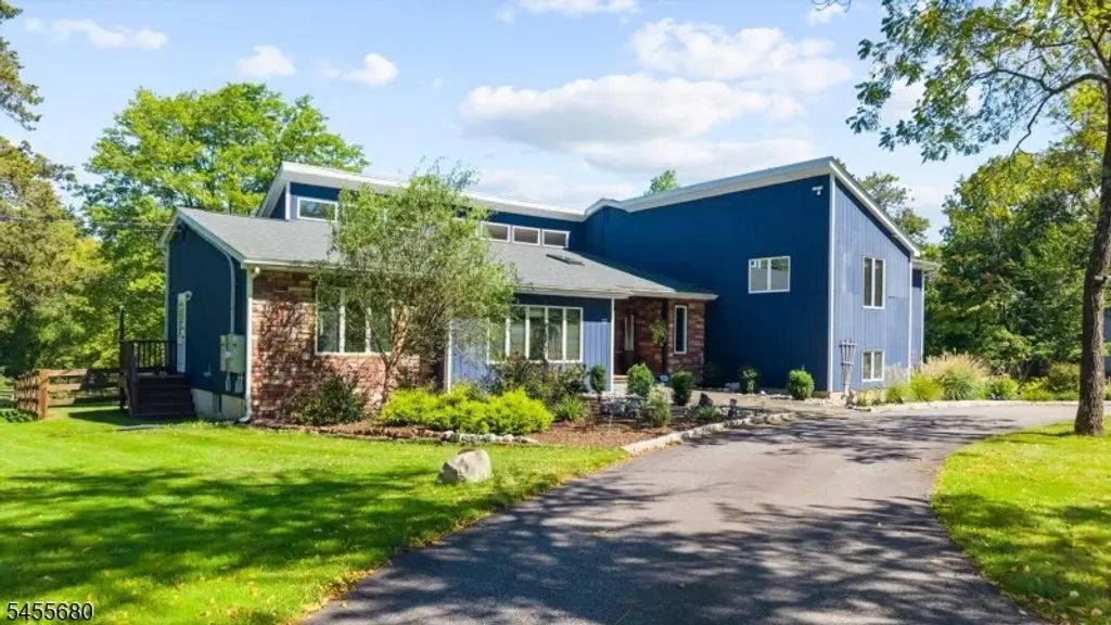 11 White Bridge Rd, Franklin Twp.