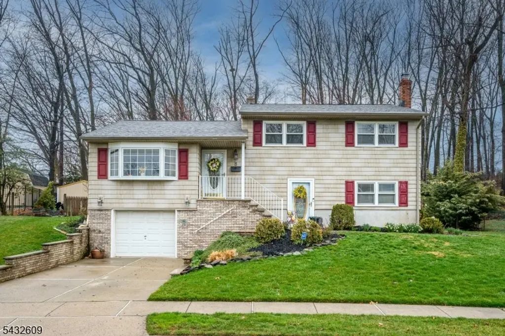 8 Adelphi Ct, Edison Twp.