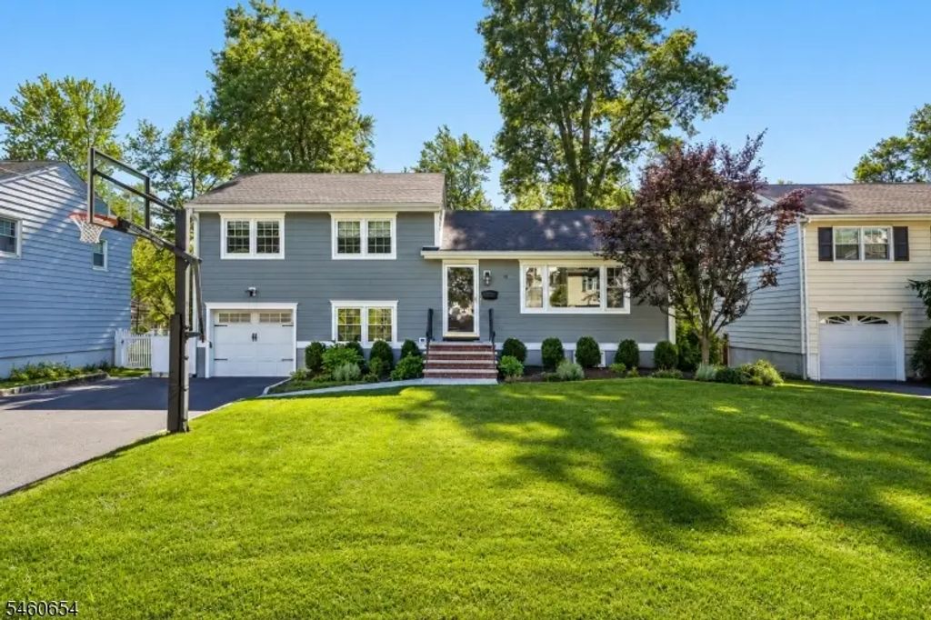 10 Hampton Ter, Livingston Twp.