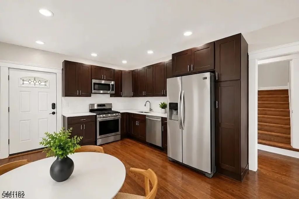 156 Valley Rd, Clifton City