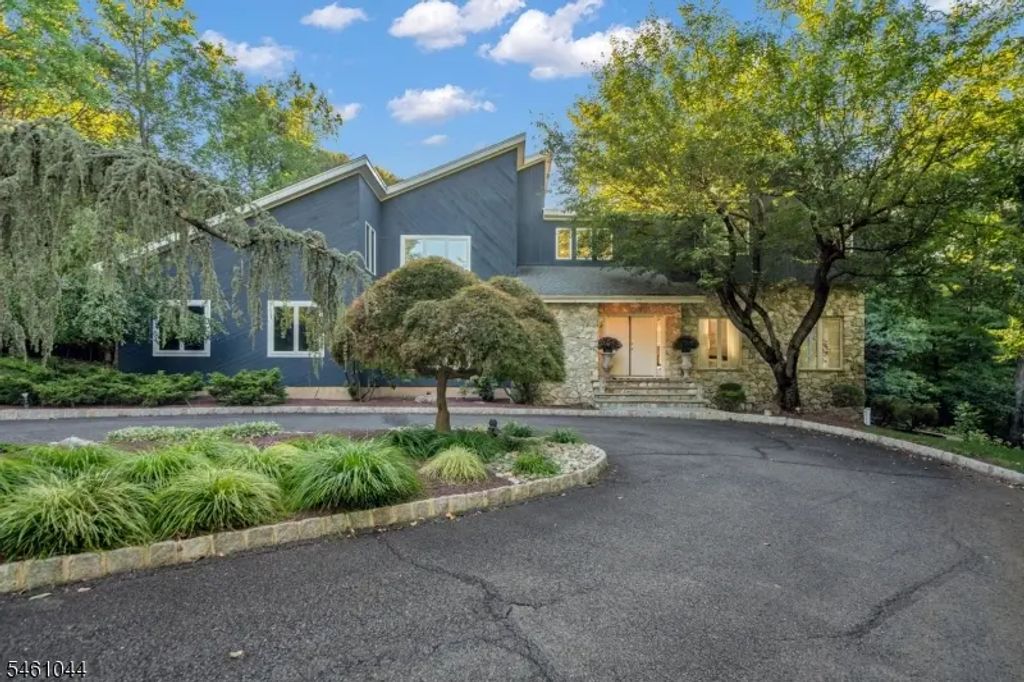 22 Cambridge Dr, Warren Twp.