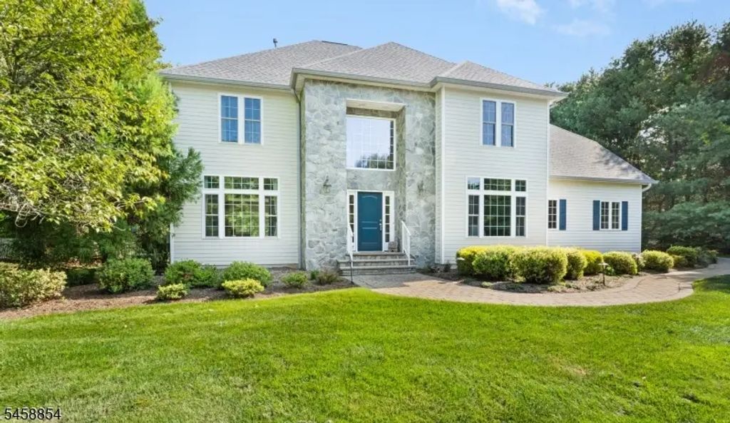1 Ming Ct, Chester Twp.