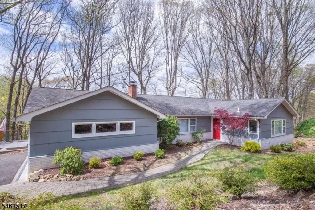 4 Molly Stark Dr, Morris Twp.