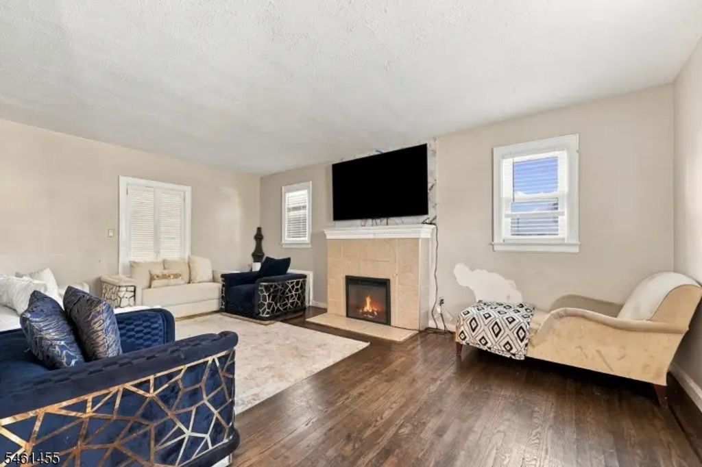 1521 Leslie St, Hillside Twp.