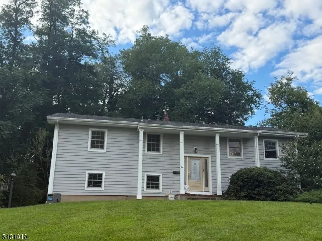74 Fairway Dr, East Hanover Twp.