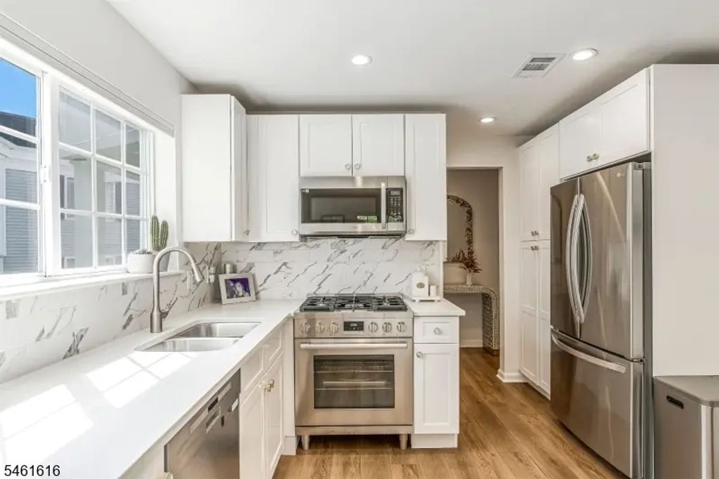 230 Riveredge Dr, Chatham Twp.
