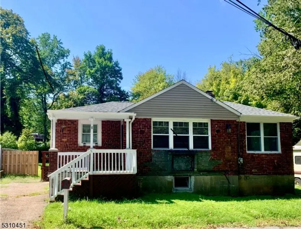 8 Lakeland Dr, Hopatcong Boro