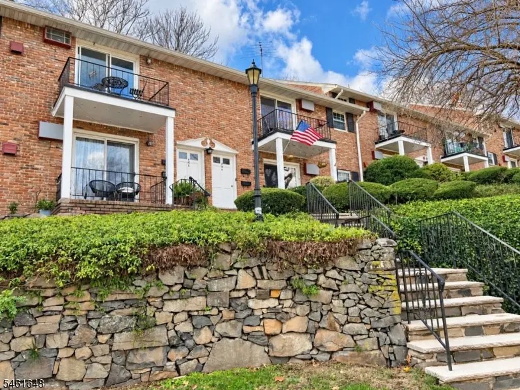 320 South Street, Morristown Town