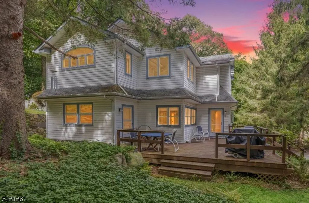 4 Emmet Roche Dr, Montville Twp.