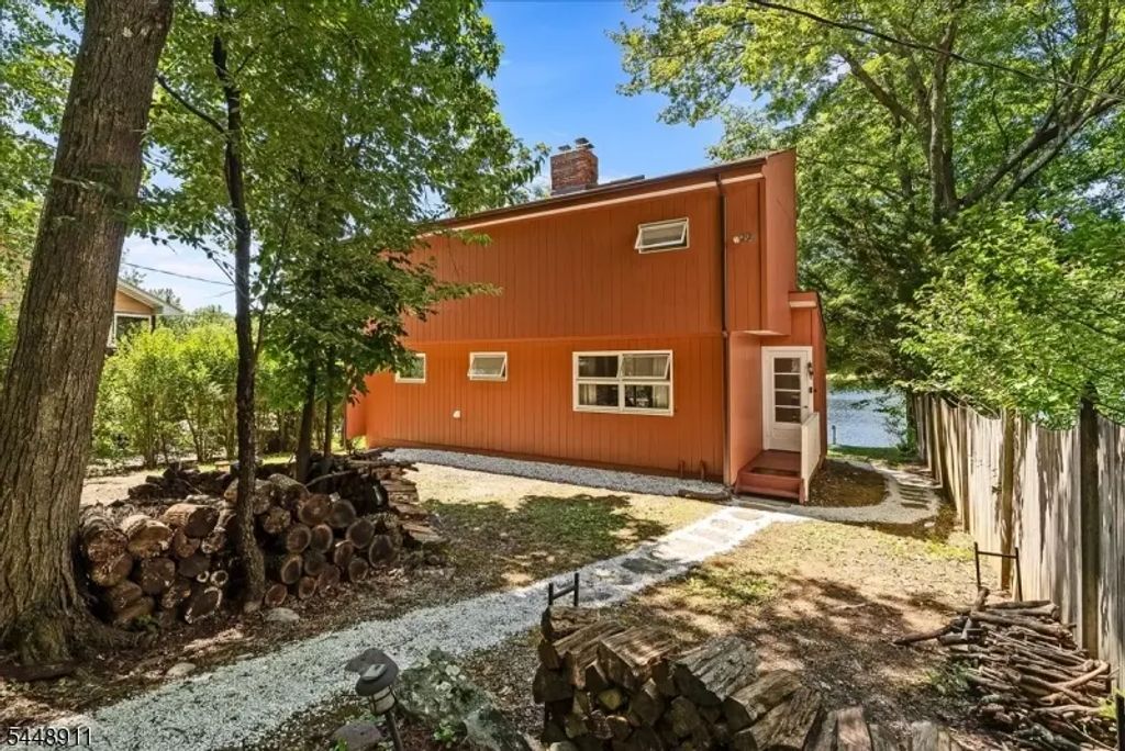 907 Plymouth Lake Dr, Stillwater Twp.