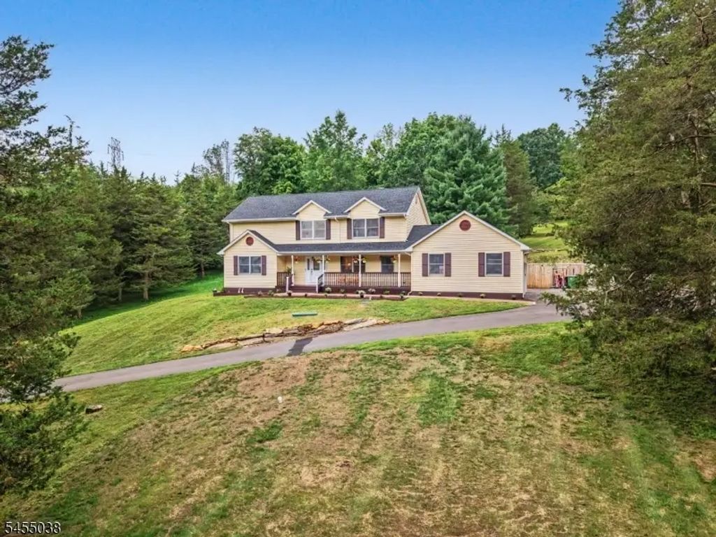 105 Nightingale Rd, Hope Twp.