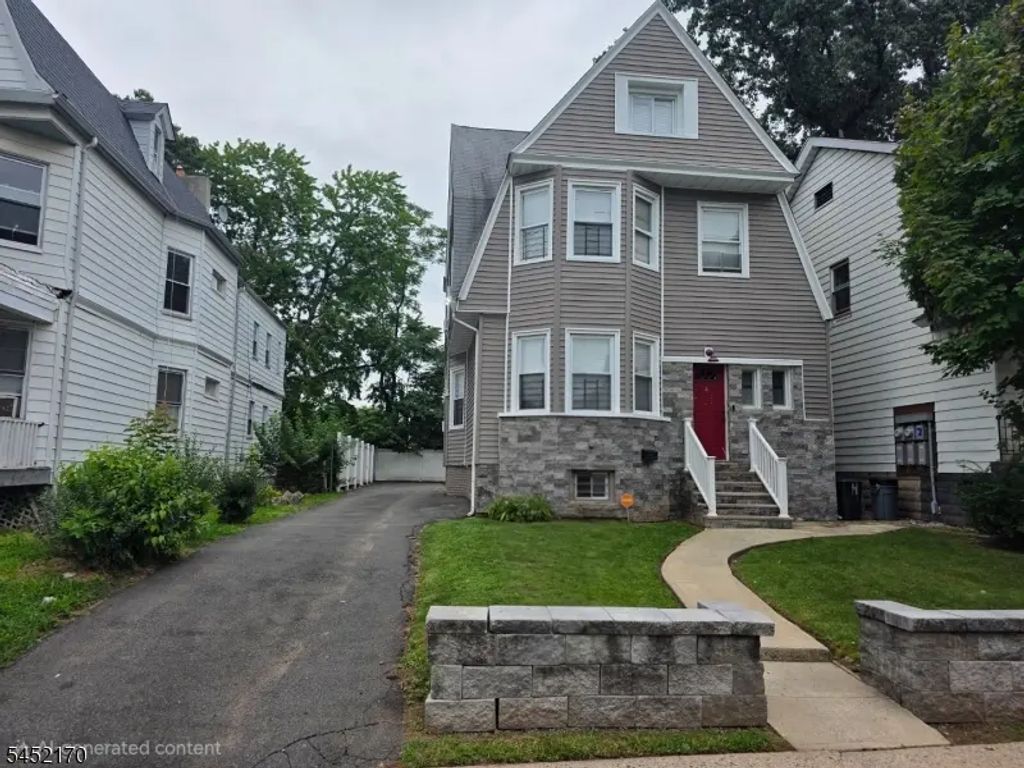 4 Hawthorne Pl, East Orange City