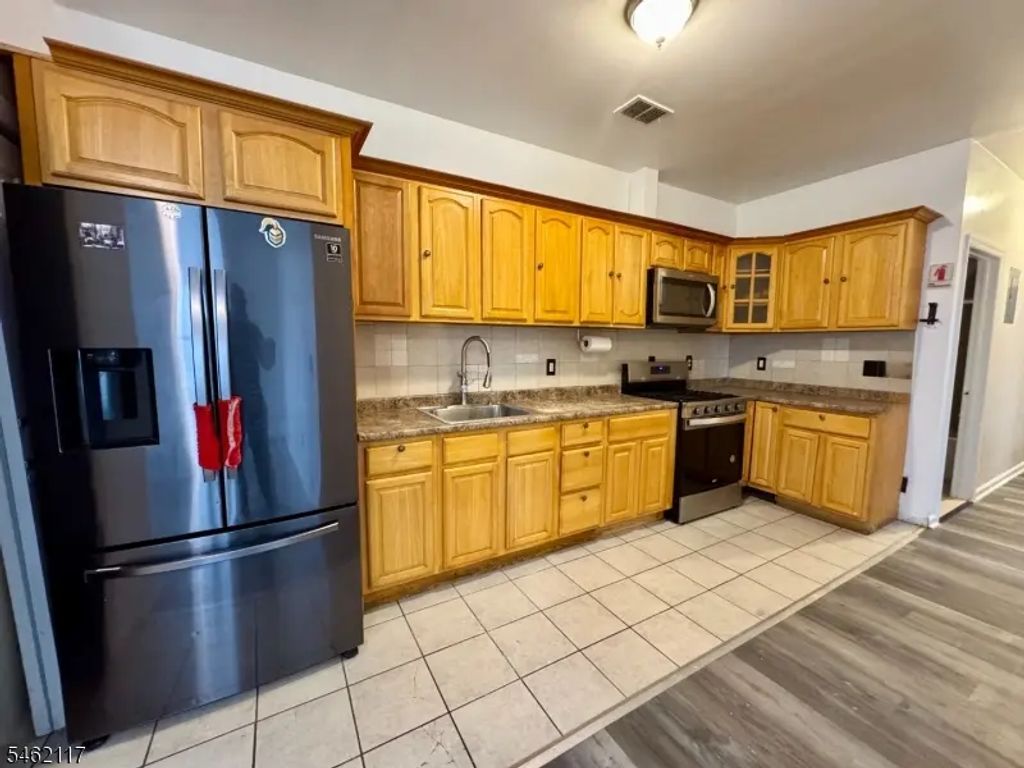 142 Ege Ave, Jersey City