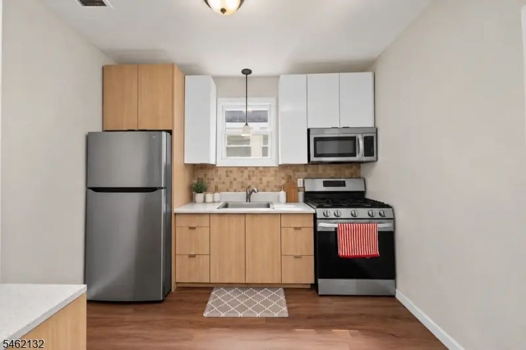 223 Devon St, Kearny Town
