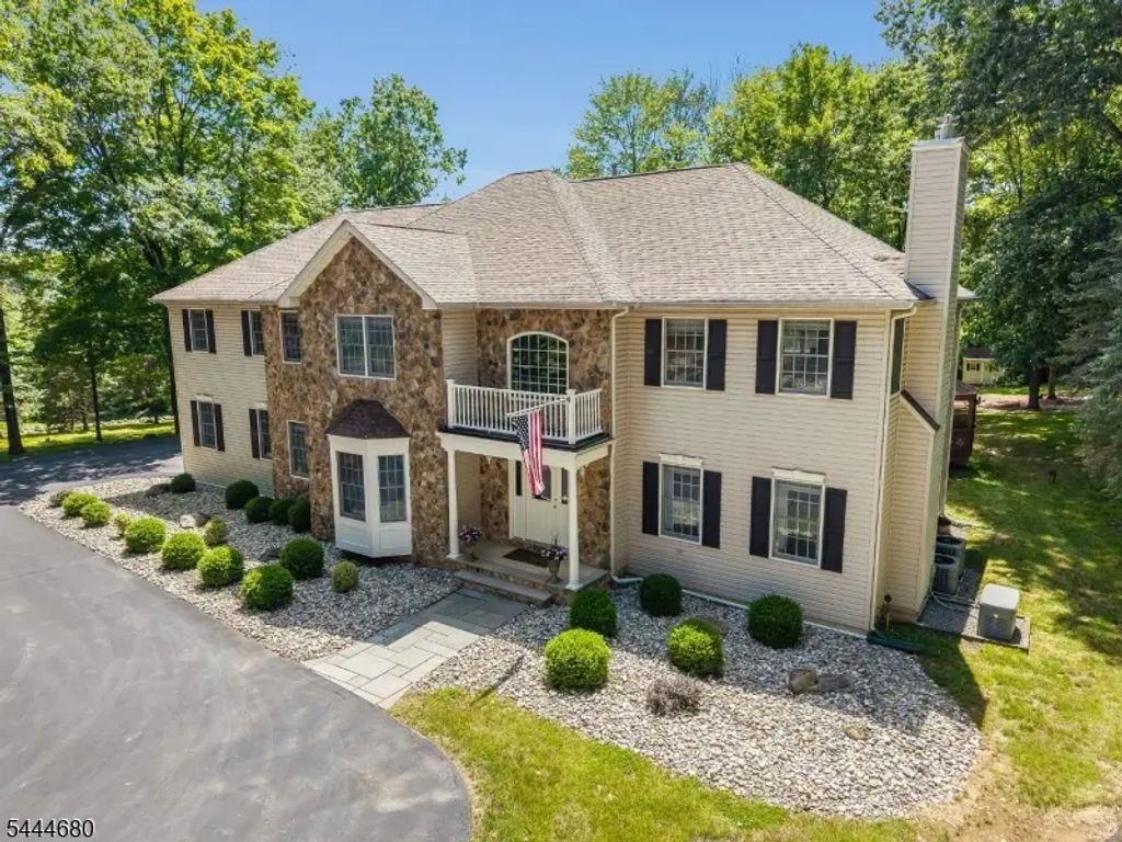 5 Elk Ridge Rd, Lebanon Twp.