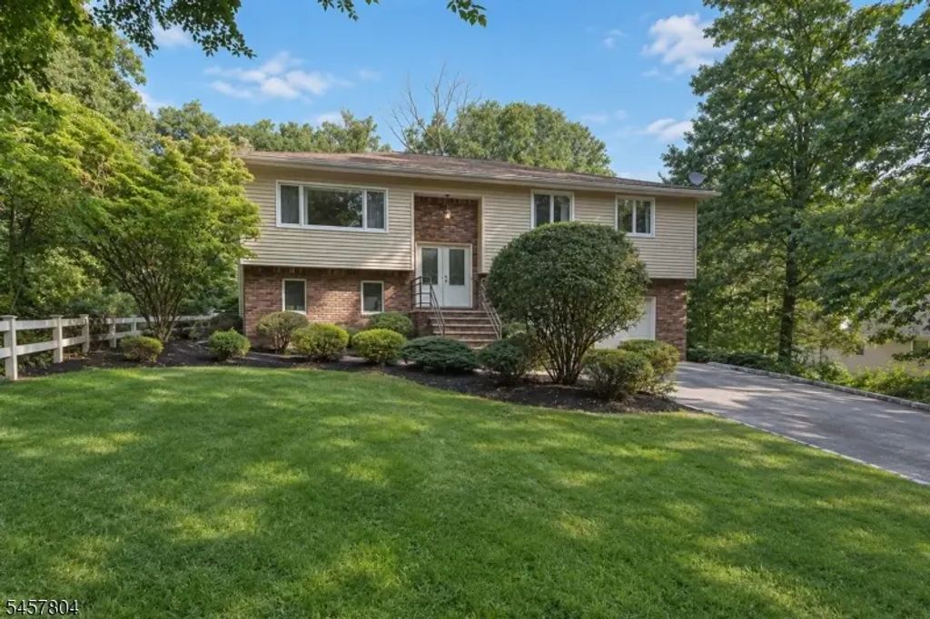 19 Pepper Rd, Montville Twp.