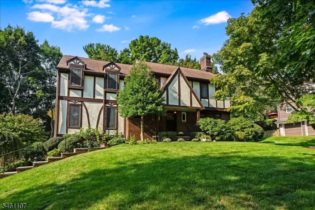 9 Canterbury Way, Morris Twp.