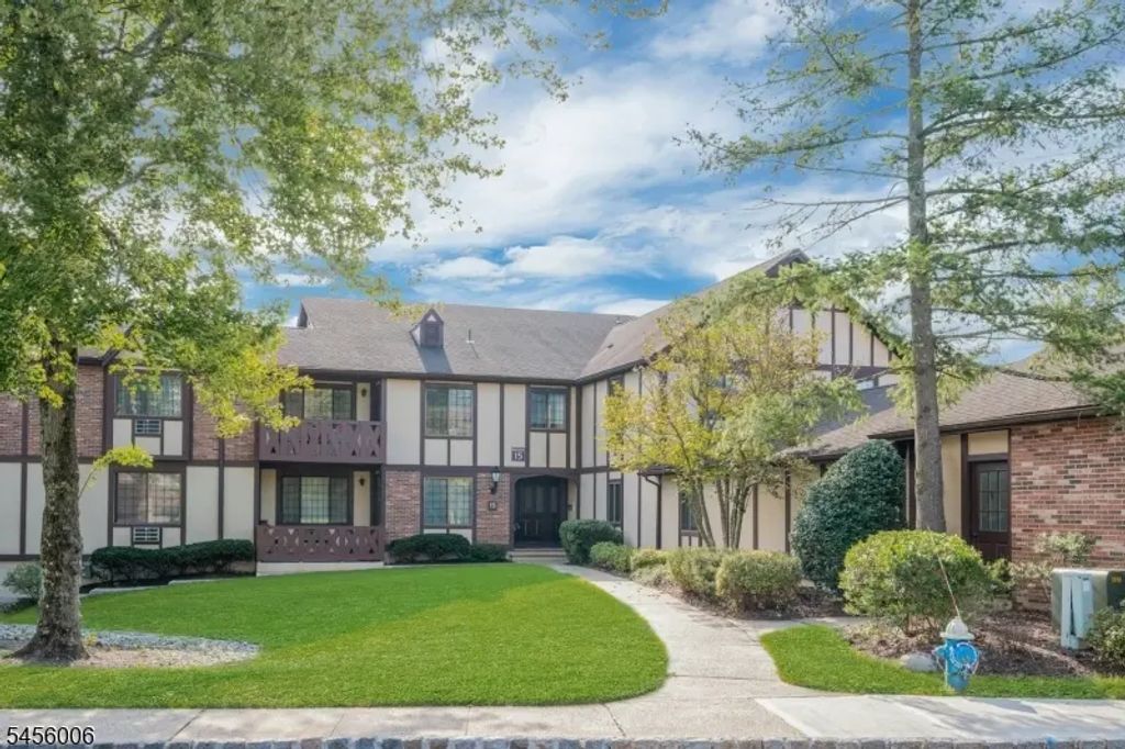 15f Kensington Rd, Chatham Twp.