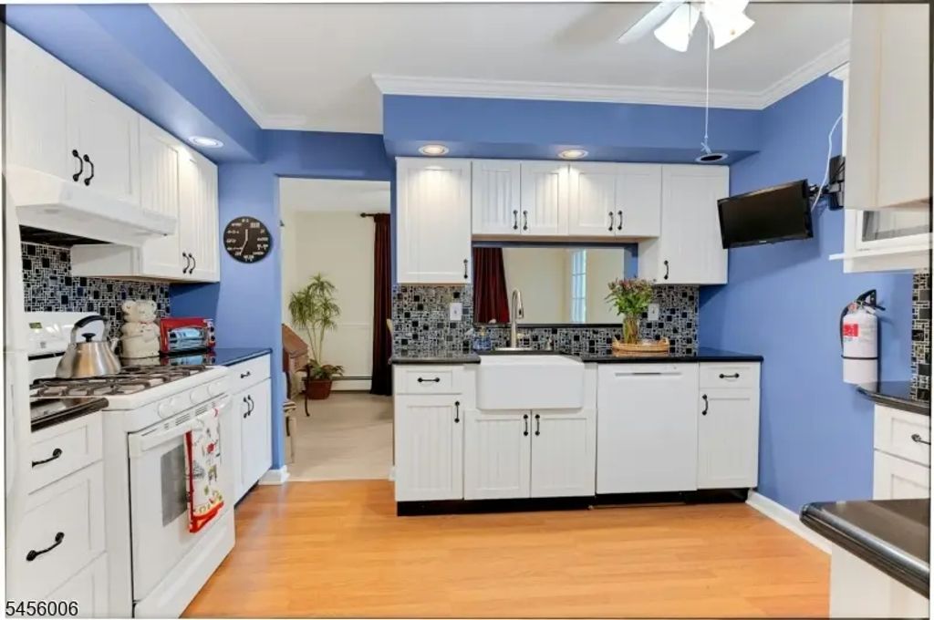 15f Kensington Rd, Chatham Twp.