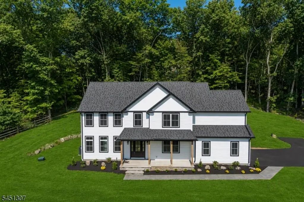 477 W Hill Rd, Lebanon Twp.
