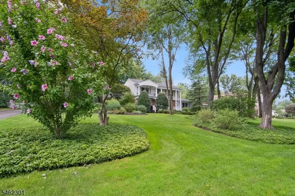 32 Stratford Dr, Livingston Twp.