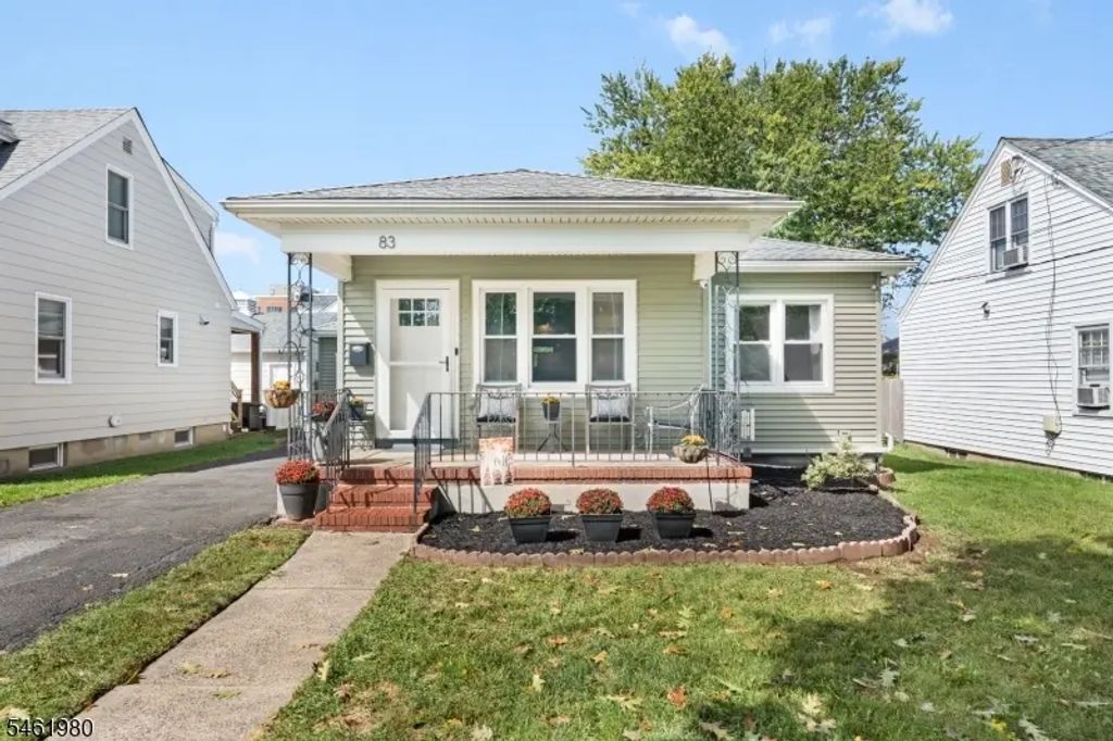 83 Eastern States Pkwy, Somerville Boro
