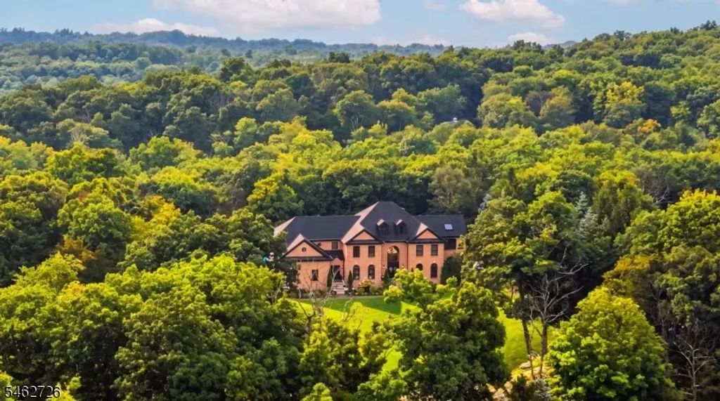18 Forest Hill Dr, Sparta Twp.