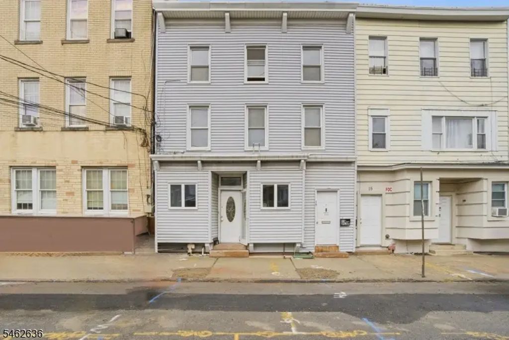 13 Cottage St, Bayonne City
