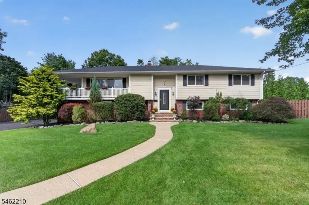 7 Crest Dr, East Hanover Twp.