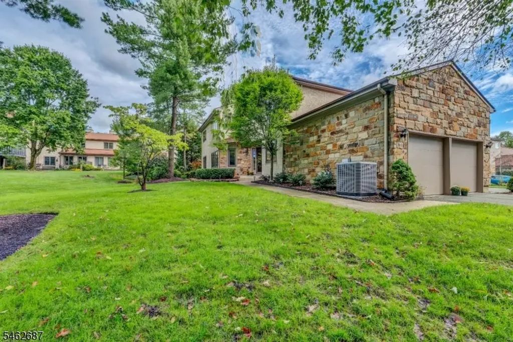 18 Marilyn Ct, Lawrence Twp.