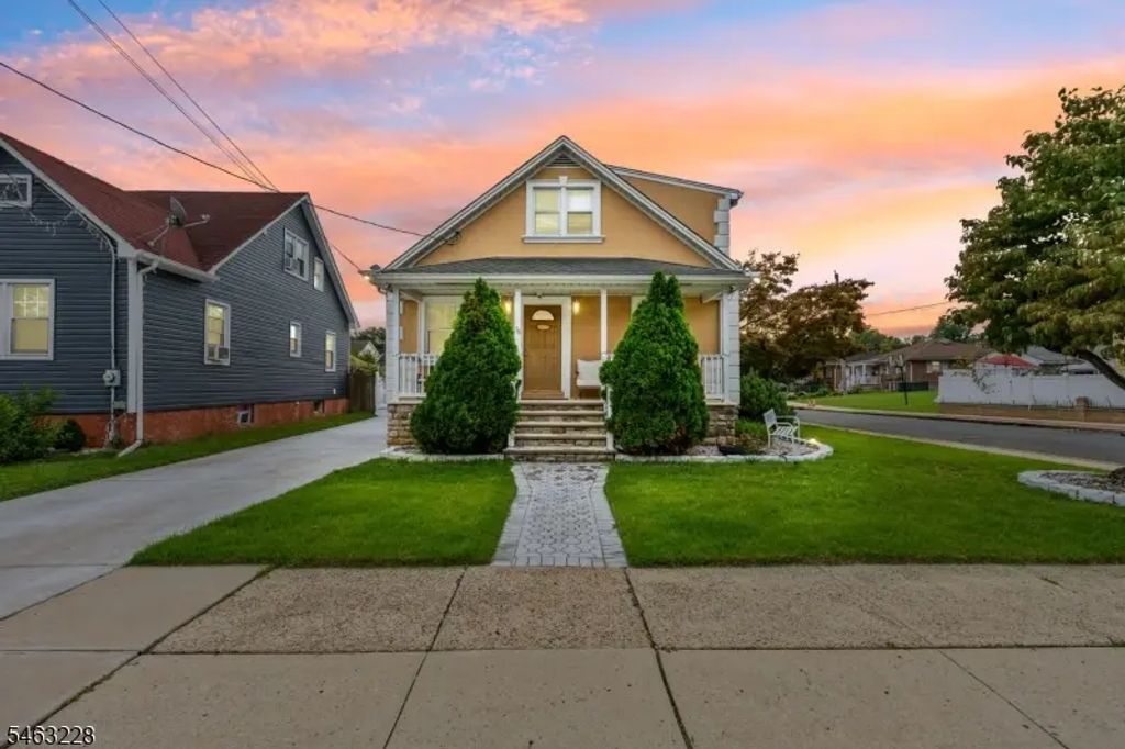 18 W Grochowiak St, South River Boro