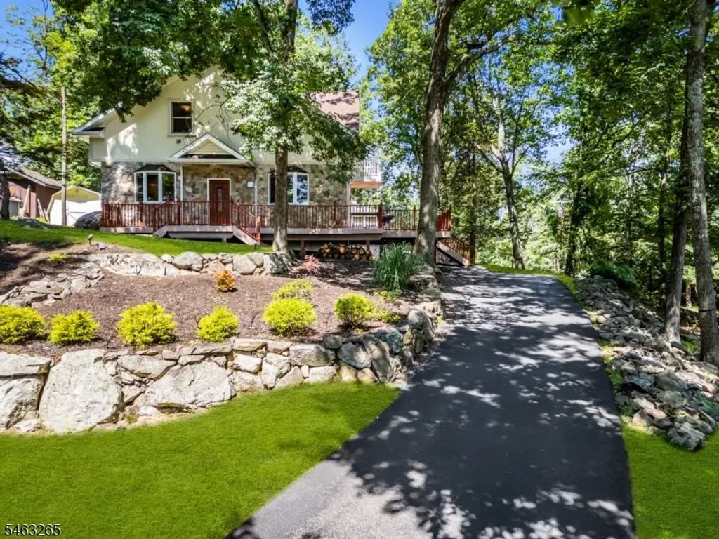 104 Bishops Rock Rd, Hopatcong Boro