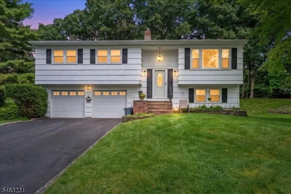 75 Fawn Ridge Dr, Long Hill Twp.