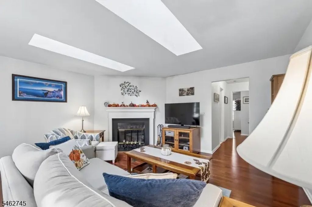 250 Nuthatch Ct, Readington Twp.