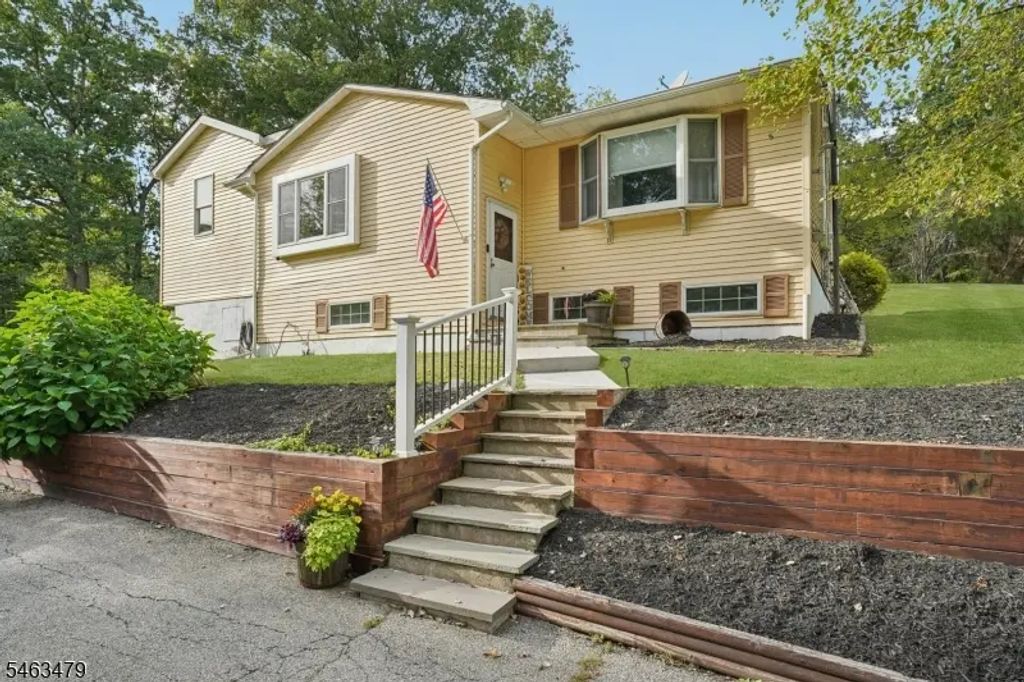 100 Cedar Lake Rd, Blairstown Twp.