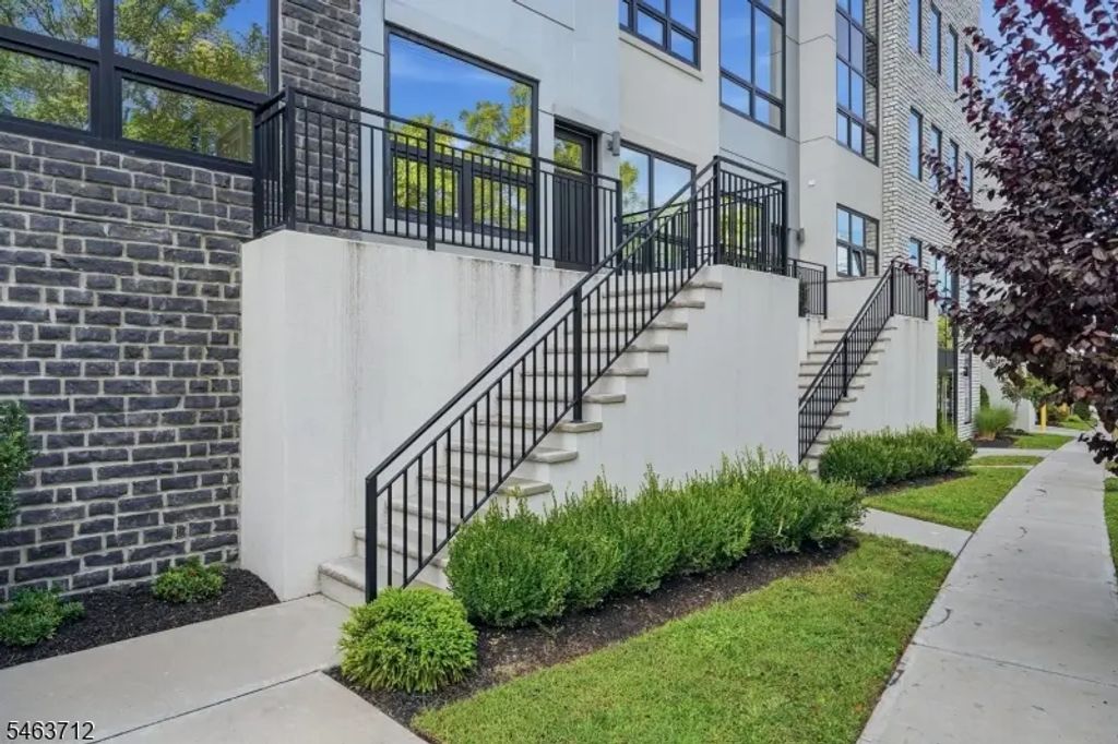 420 River Dr, Passaic City