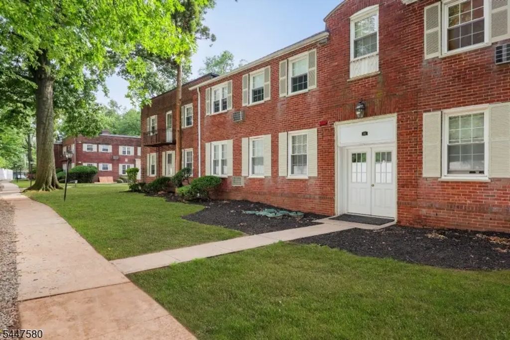 46 F Parkway Village, Cranford Twp.