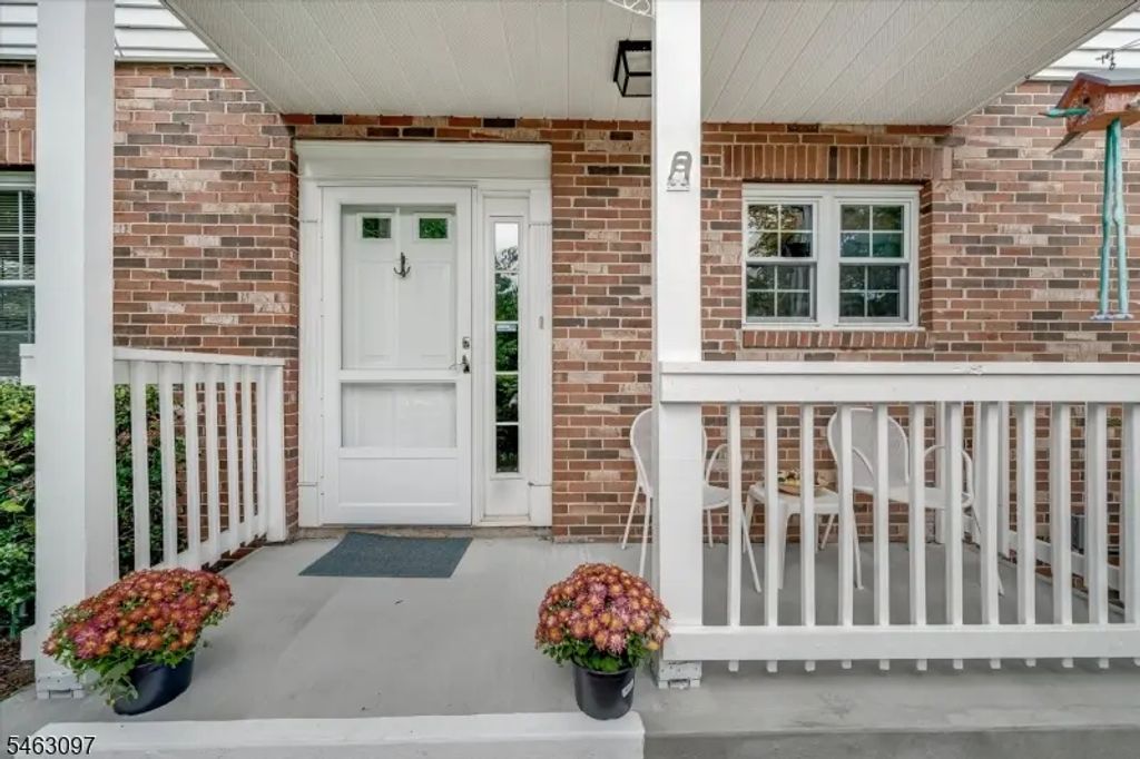 16 Lexington Ct, Chatham Twp.