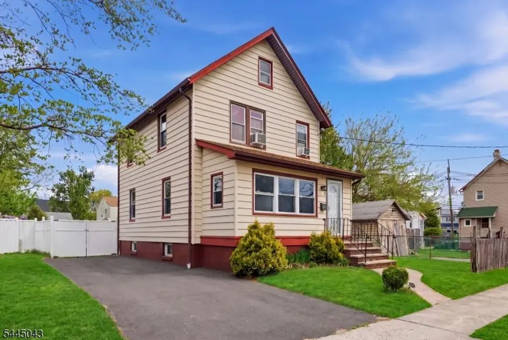2 Lillian Ter, Woodbridge Twp.