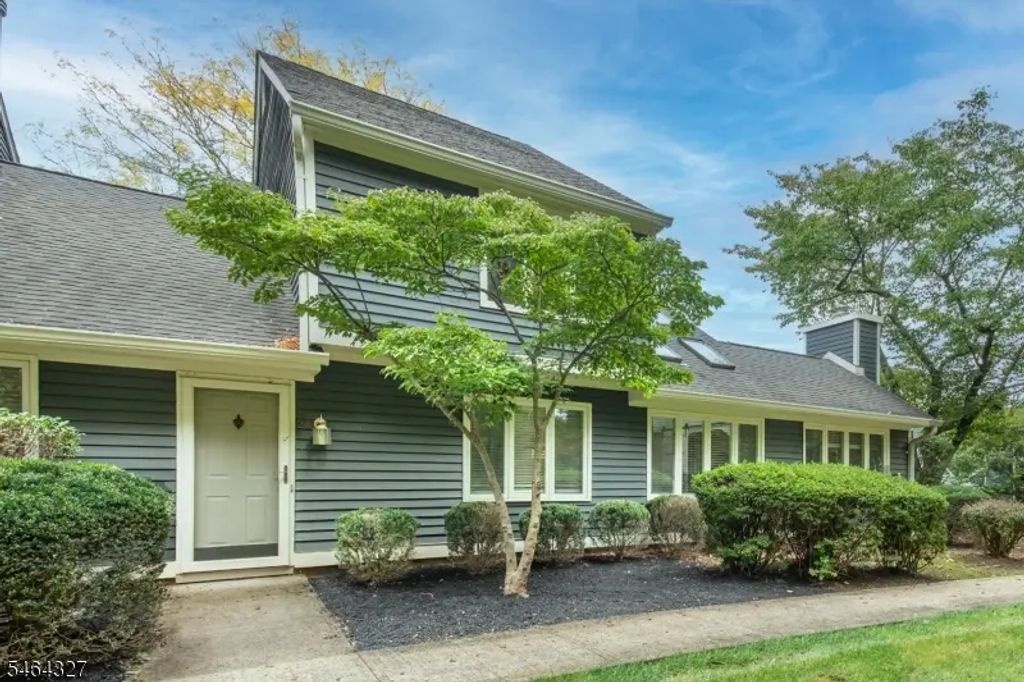 27 Village Dr, Bernards Twp.