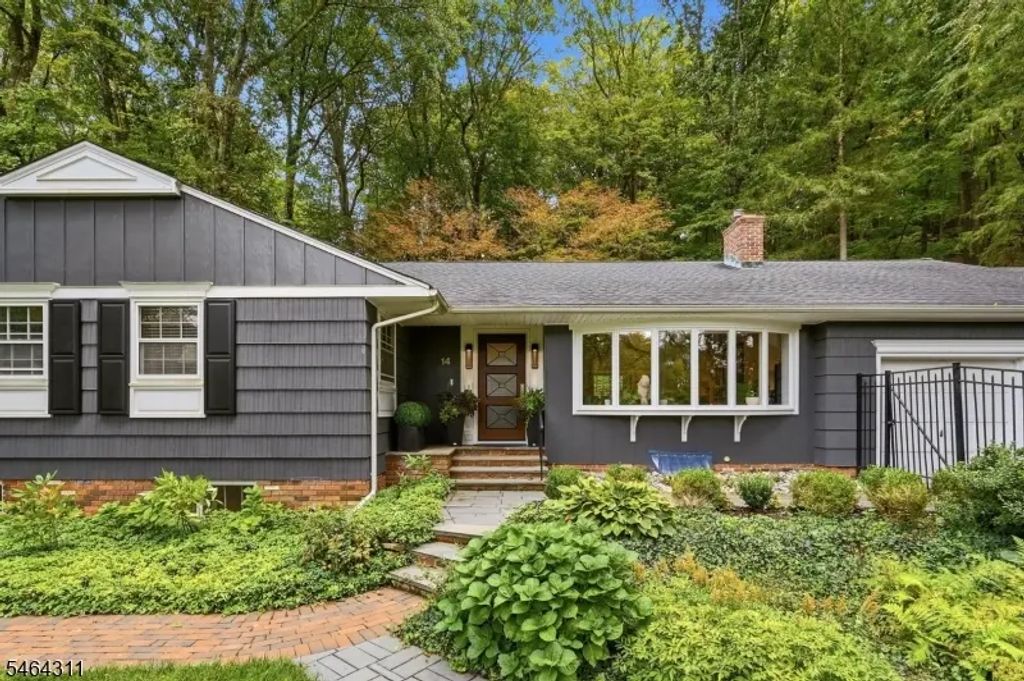 14 Indian Head Road, Morris Twp.